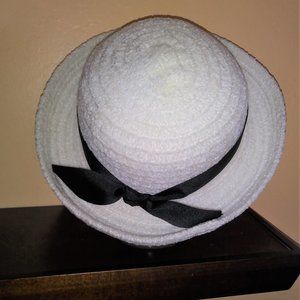 CLASSIC WHITE HAT - BELL SHAPE